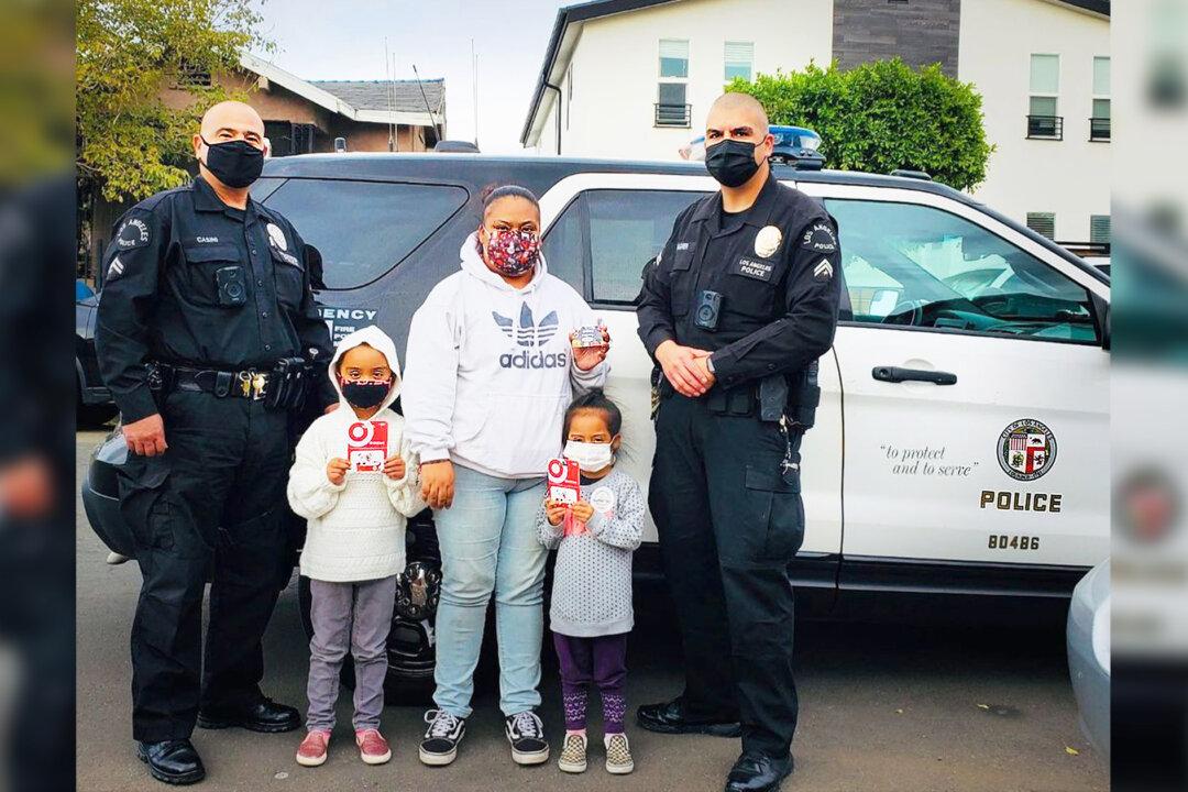 Family Has All Their New Clothes Stolen After Thieves Break Into Car, so LAPD Officers Step In to Help