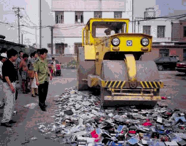 Falun Gong books are crushed under a road roller during the 1999 nationwide destruction of the spiritual practice's publications and materials. (<a href="https://en.wikipedia.org/wiki/File:Destruction_d'ouvrages_du_Falun_Gong_lors_de_la_r%C3%A9pression_de_1999_en_Chine.jpg">Minghui.org</a>/CC0 1.0)