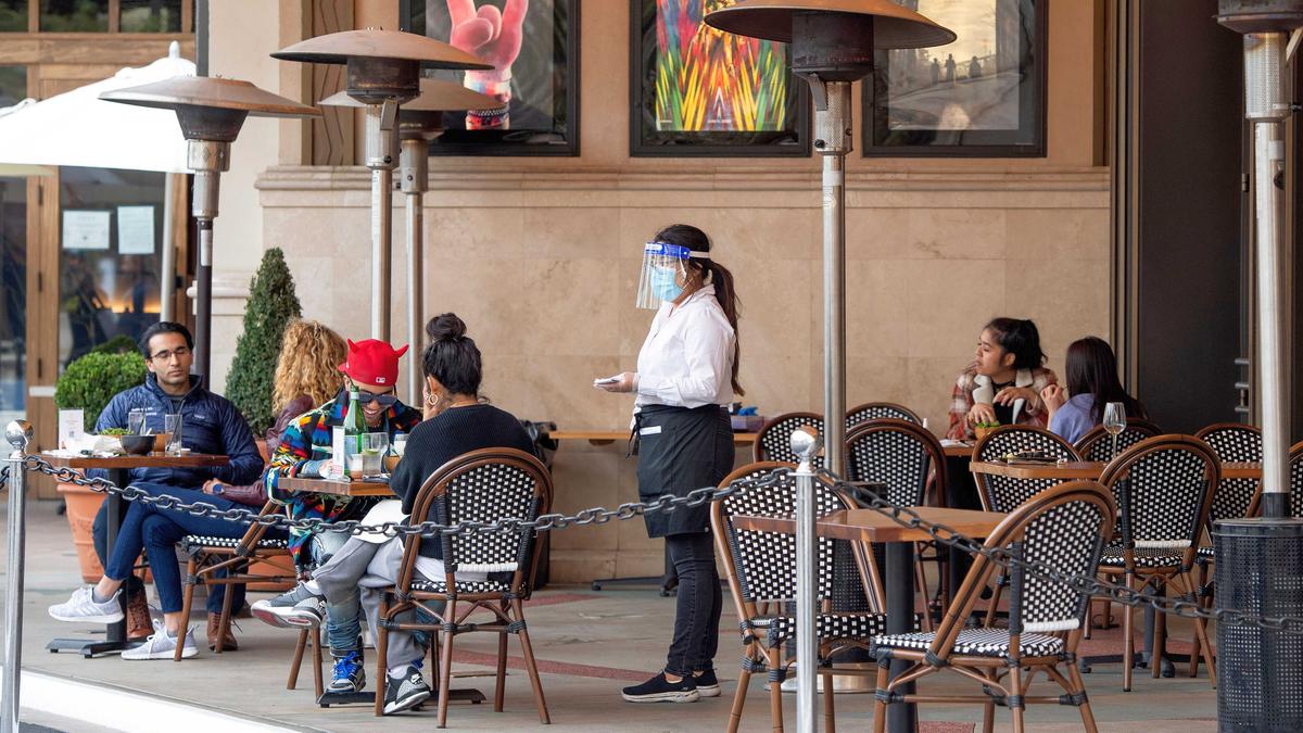 US Employment Costs Rose Modestly in Fourth Quarter