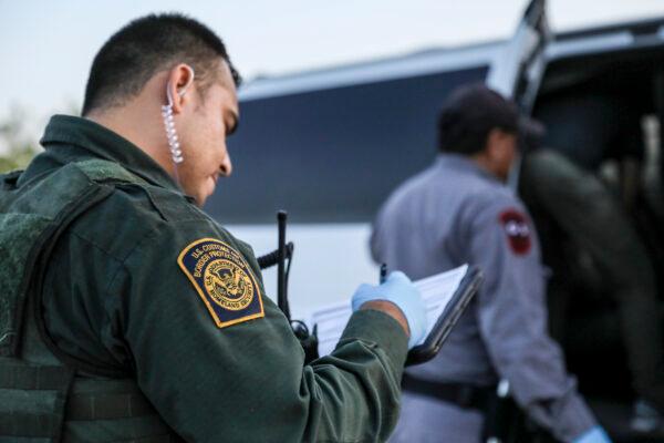 Border Patrol agents apprehend illegal immigrants who have just crossed the Rio Grande from Mexico into the United States near McAllen, Texas, on April 18, 2019. (Charlotte Cuthbertson/The Epoch Times)