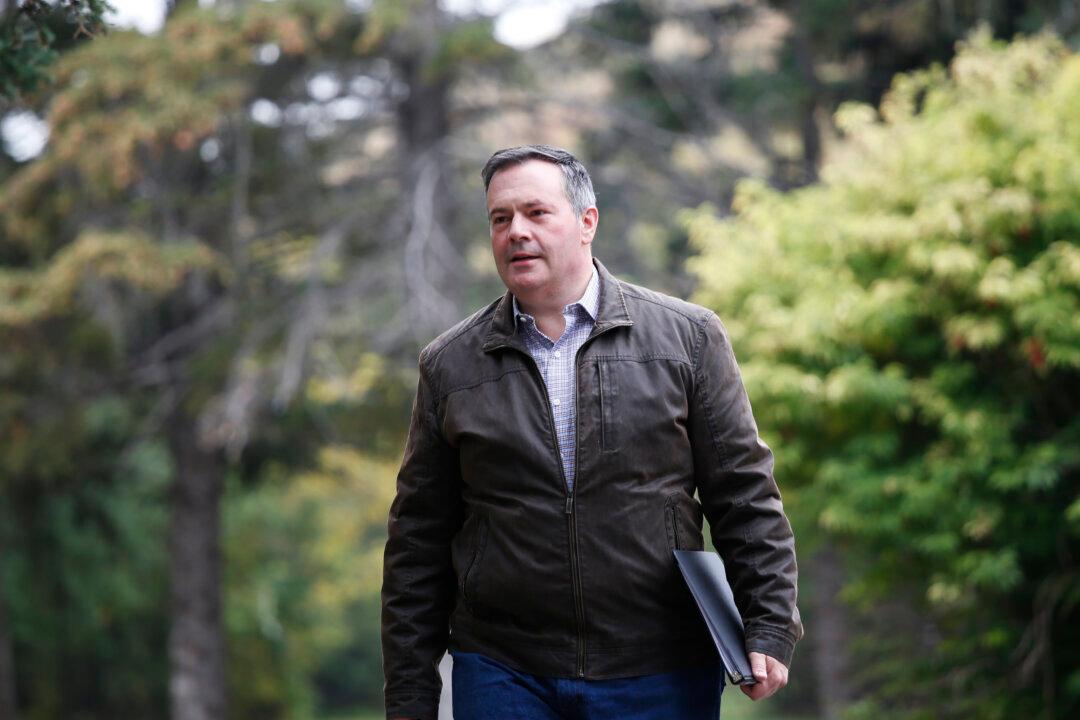 Alberta Premier Urges Federal Agencies to Be More Transparent Over Mandatory Quarantine Locations