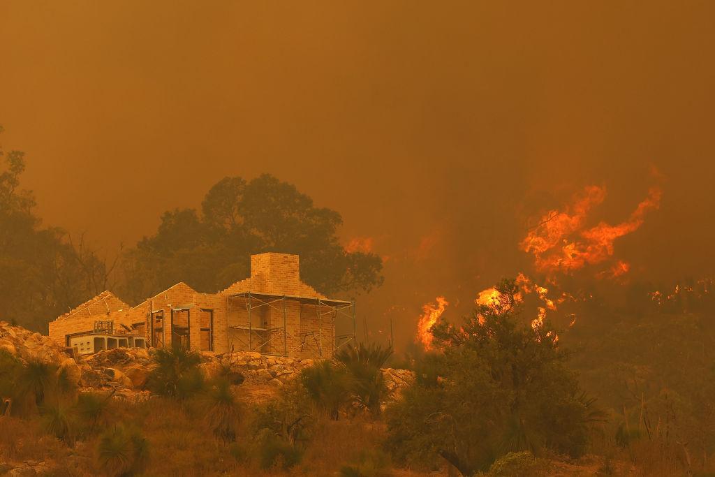Residents Flee as Massive Perth Bushfire Spreads