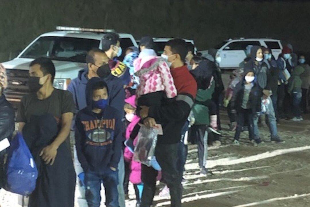 253 Illegal Aliens Arrested Within an Hour at Texas Border