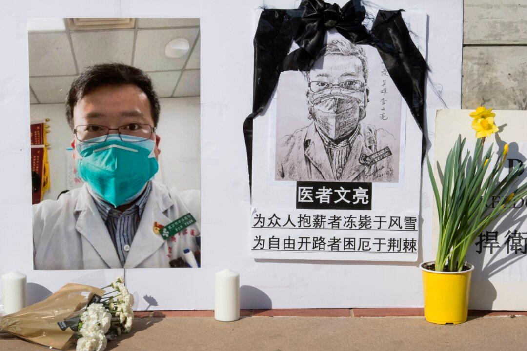 Wuhan Residents, Intl Groups Pay Tribute 1 Year After Chinese Whistleblower Doctor’s Death