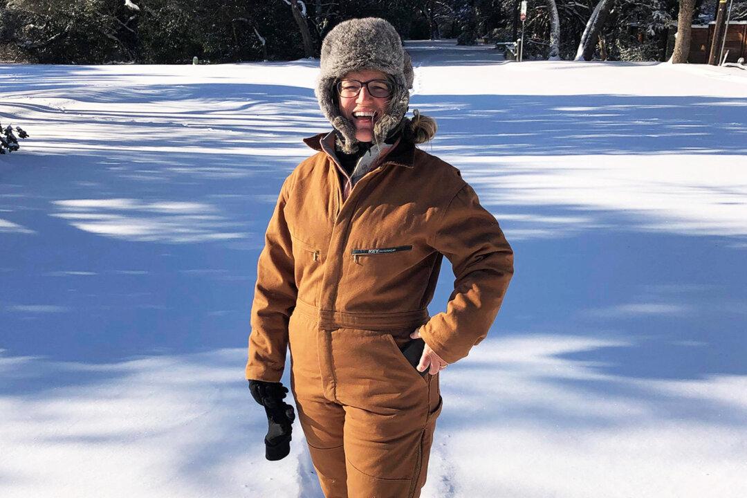 Austin Nurse Refuses to Evacuate Winter-Hit Neighborhood, Stays to Care for Neighbors in Need During Power Outage