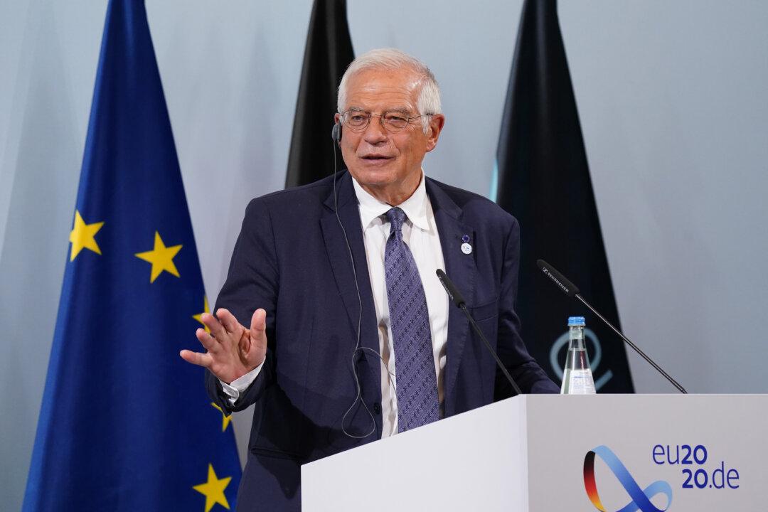 EU Expels 3 Russian Diplomats, Defends Envoy’s Ill-Starred Moscow Trip