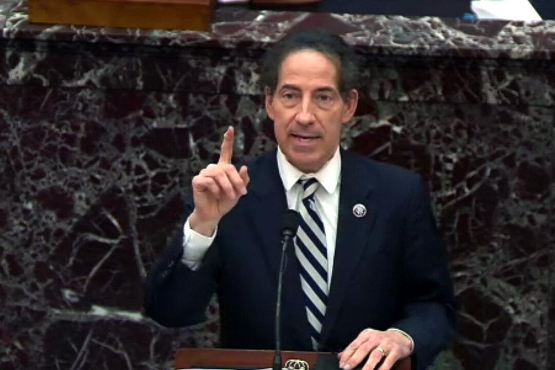 Justice Clarence Thomas Should Not Bow out of Trump Disqualification Cases: Law Professor