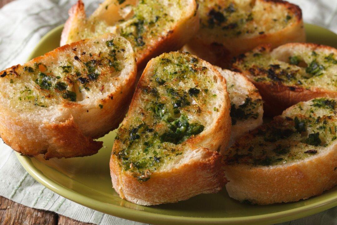 This 5-ingredient Seasoning Blend Is the Secret to Instant Garlic Bread
