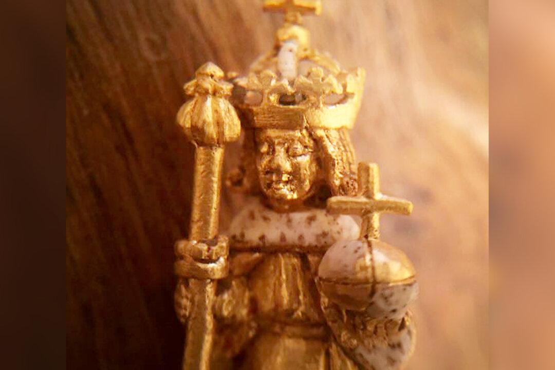 Amateur Treasure Hunter Finds Long-Lost Gold Figurine ‘From King Henry VIII’s Crown’ in English Countryside