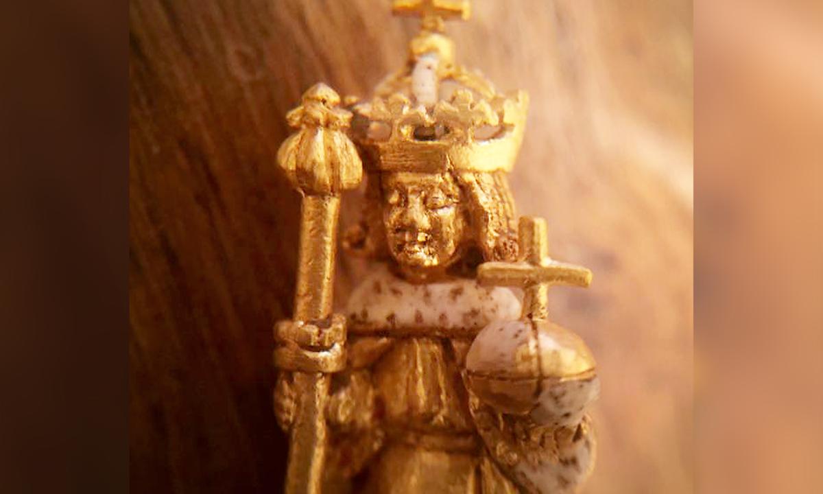 Amateur Treasure Hunter Finds Long-Lost Gold Figurine ‘From King Henry VIII’s Crown’ in English Countryside