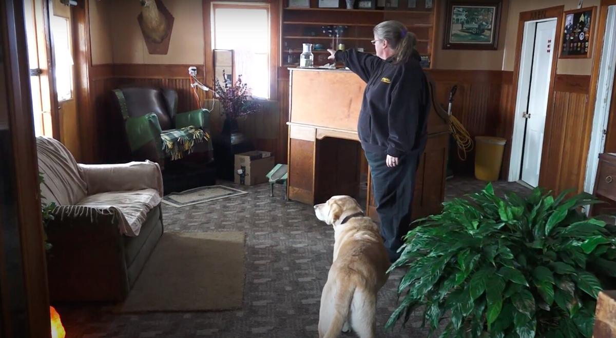 Laurie Cox, owner of the Stroppel Hotel and Mineral Baths, with her dog Heidi in Midland, S.D., on Feb. 10, 2020. (Screenshot/NTD)