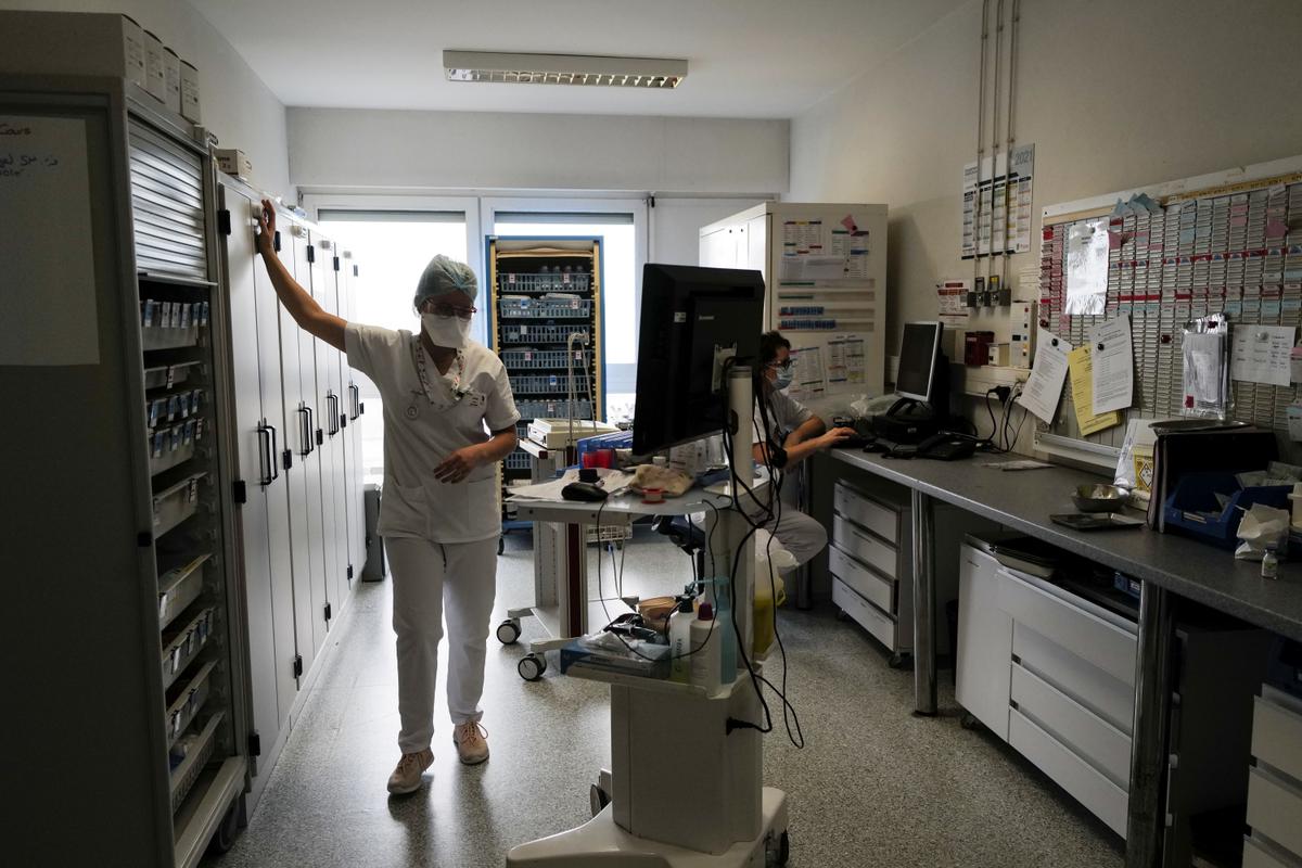 Serbian Pop Singer Popular in Balkans Dies of Coronavirus