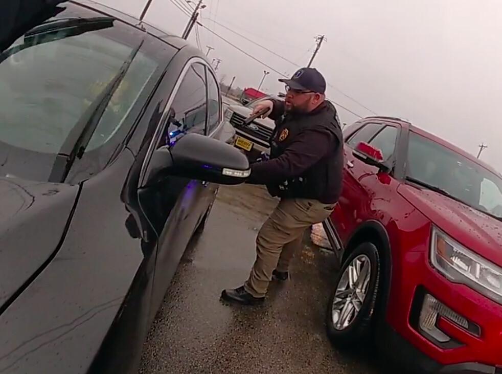 Chief James Richardson approaches Latrece Curry's car. (Courtesy of <a href="https://hodgenvillepd.com/">Hodgenville Police Department</a>)