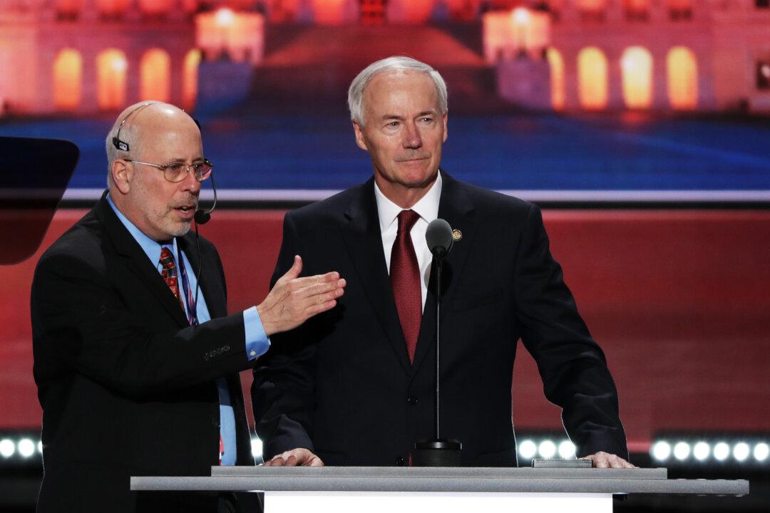 Arkansas Governor Urges Biden to Coordinate COVID-19 Vaccine Distribution With States