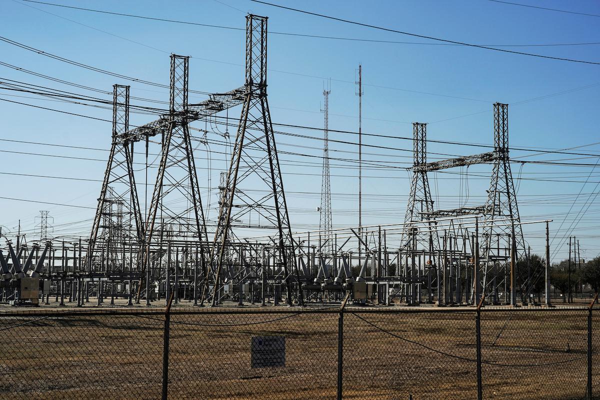 Top Executives of Texas Electric Grid Operator Resign After Widespread Power Outages
