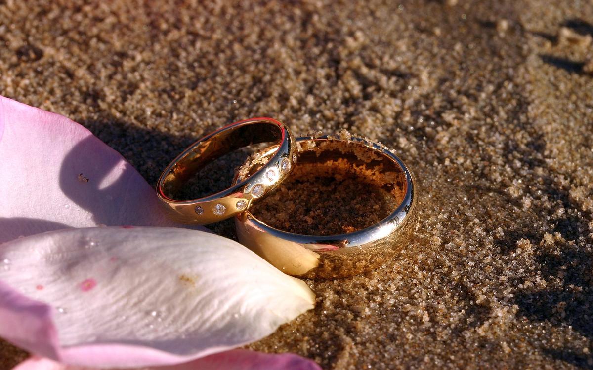 Alberta Man Finds Wedding Ring in Mexico, Tracks Down Owner Half-Way Across the World