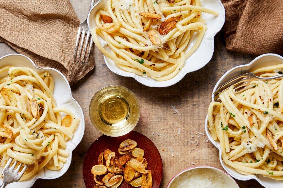 Attention, Garlic Lovers: The Ultimate Garlic Pasta Is Here for You