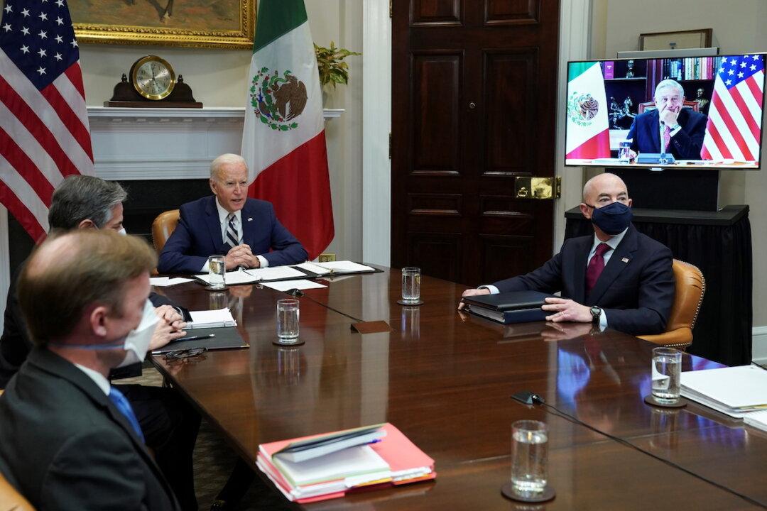 Biden Admin Extends COVID-19 Vaccine Requirement for Noncitizens at Borders