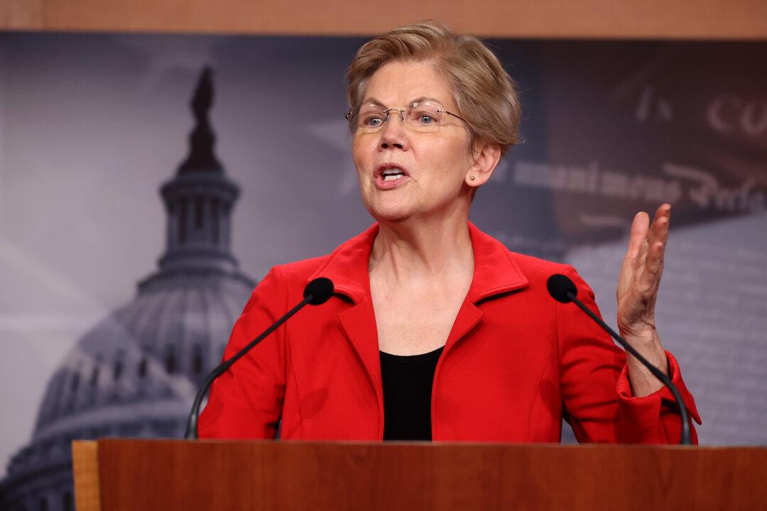 Sens. Warren, Durbin Speak Out on Treatment of Jan. 6 Capitol Breach Defendants