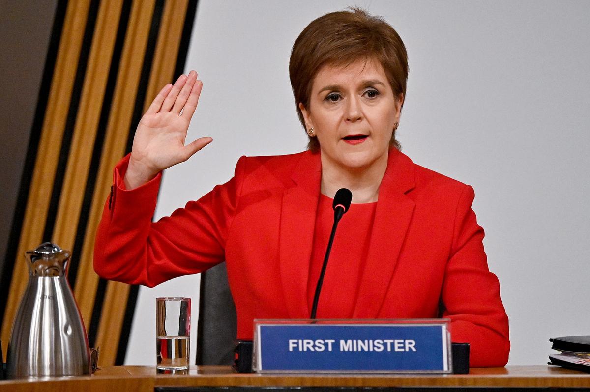 Scottish Leader Fights Back in Row With Ex-mentor That Threatens Independence Drive