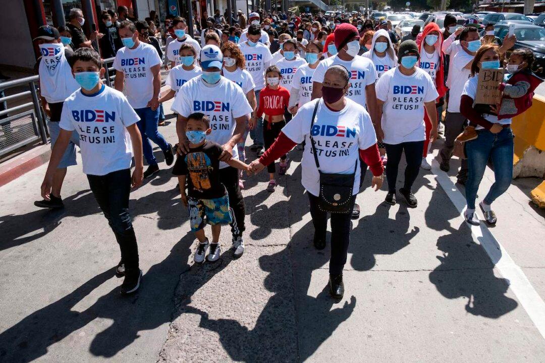 Migrants Photographed Wearing ‘Biden, Please Let Us In’ T-Shirts at US-Mexico Border