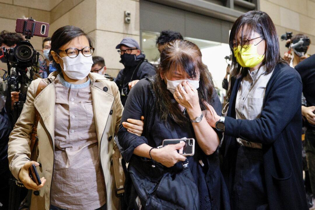 Hundreds of Hong Kong Civil Servants May Lose Jobs for Refusing to Pledge Allegiance to CCP