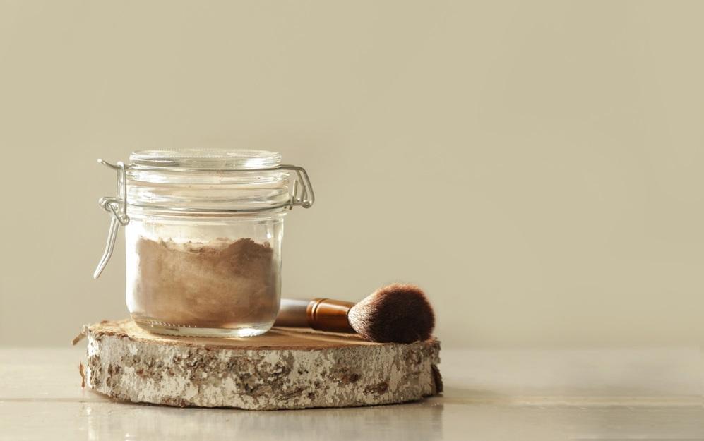 How to Make Homemade Dry Shampoo
