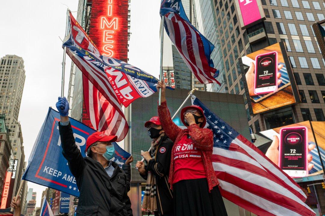 4 Arrested as Trump Supporters, Anti-Police Protesters Clash in New York City