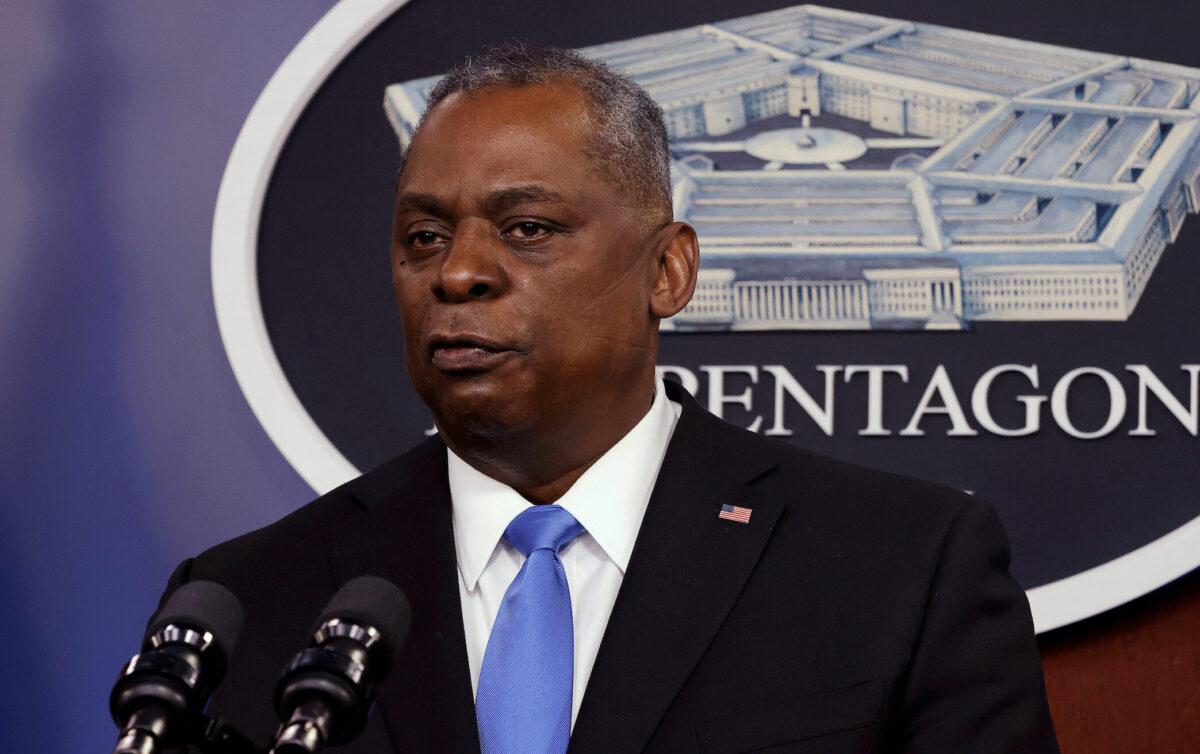 U.S. Defense Secretary Lloyd Austin speaks to Defense Department personnel during a visit by U.S. President Joe Biden at the Pentagon in Arlington, Virginia, on Feb. 10, 2021. (Carlos Barria/Reuters)