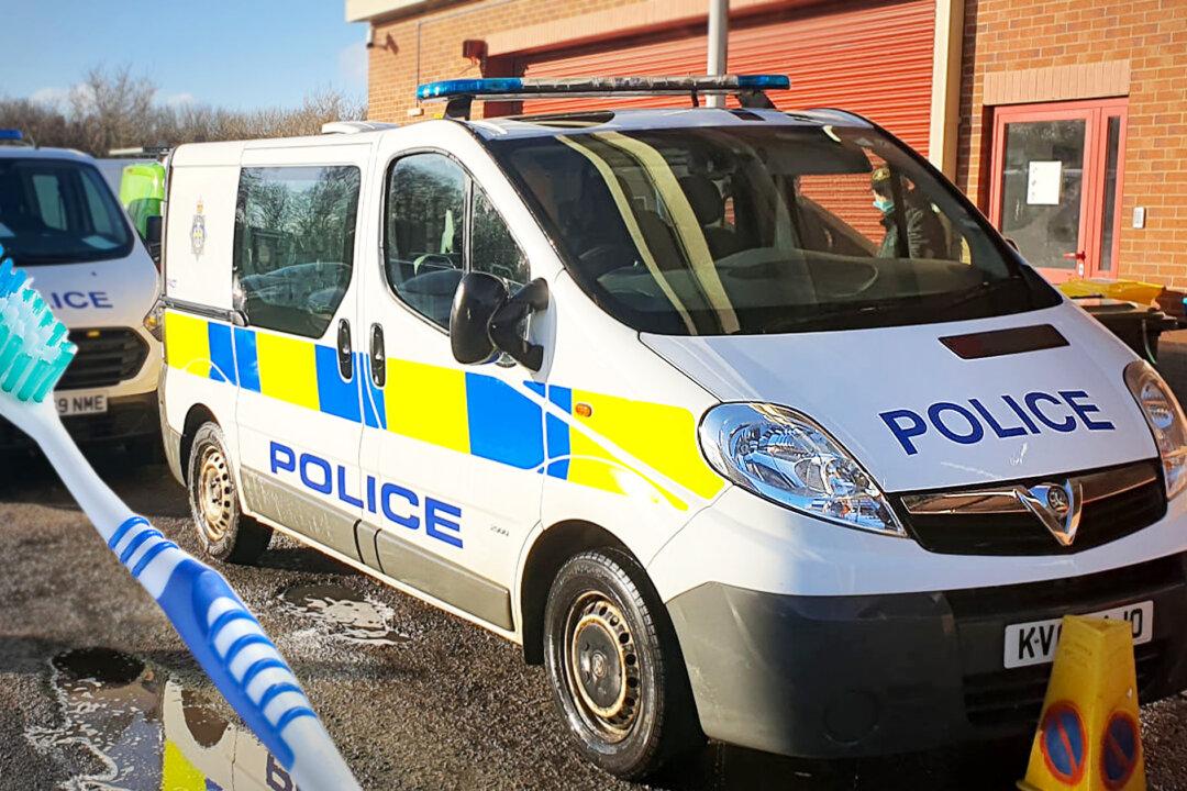 2 Teens Threw Mud at Police Van on the Move, so Cops Make Them ‘Clean Up Their Act’ With Toothbrushes
