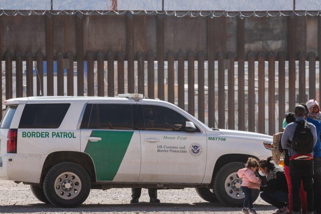 80 Unaccompanied Minors Surrender to Border Patrol in Arizona Desert