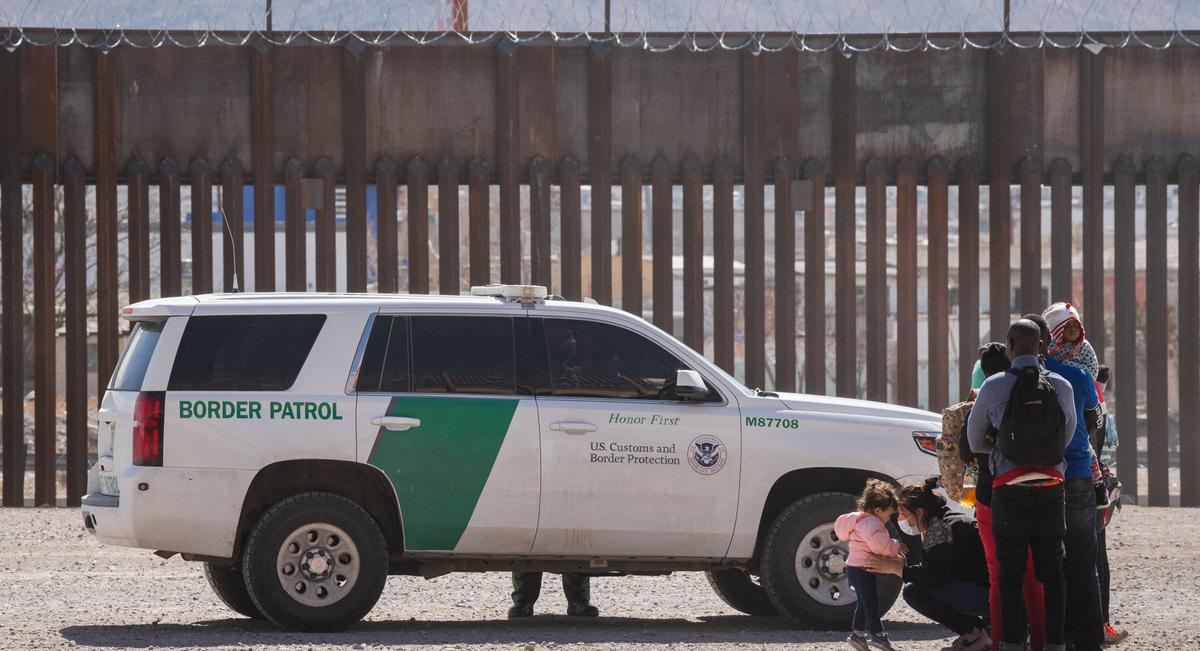 80 Unaccompanied Minors Surrender to Border Patrol in Arizona Desert