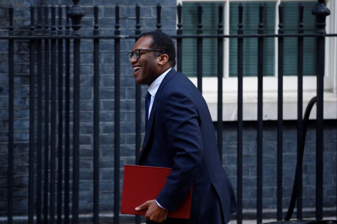 UK Mulling Vaccine Passport Options for at Home and Abroad, Minister Says