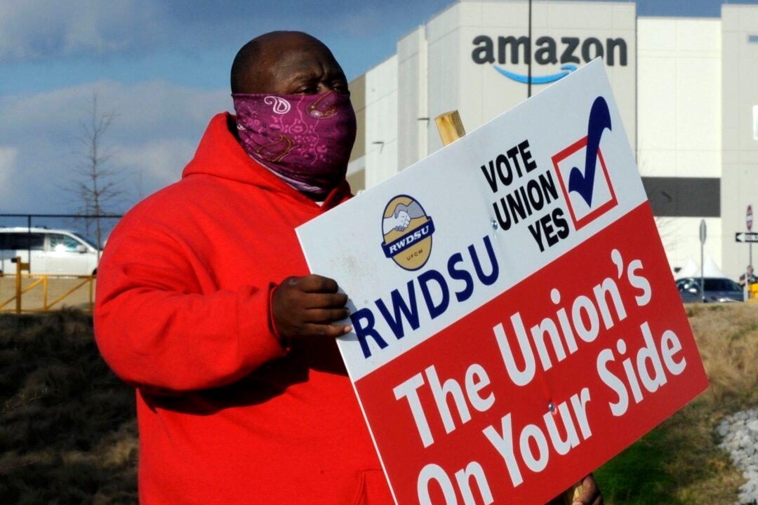 Amazon Unionization ‘Trench Warfare,’ Difficult in US System: Expert