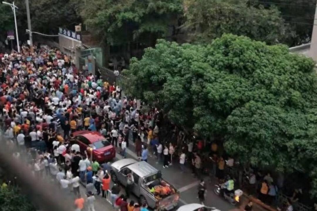 Chinese Regime Cracks Down on Workers’ Mass Protest in Guangdong Province