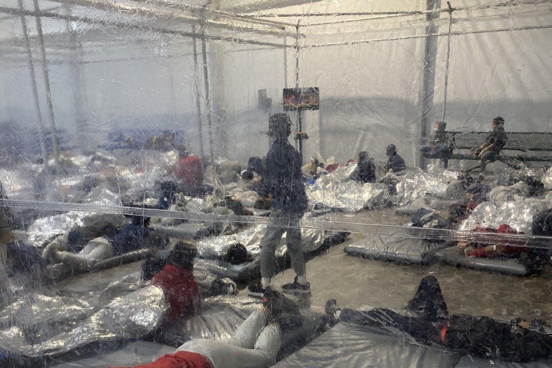 Sen. Barrasso Says He Was Told to Delete Photos of Border Facilities