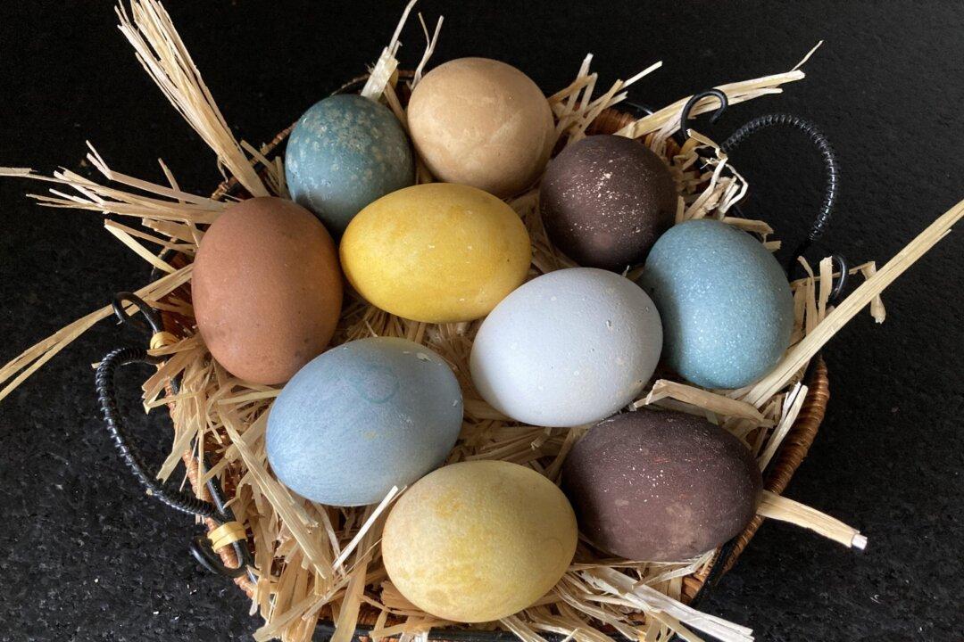 How to Dye Easter Eggs, Naturally
