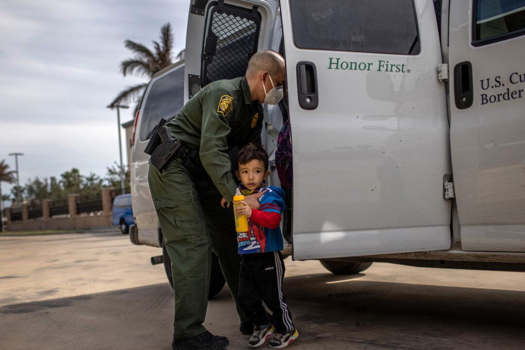 Mexican Drug Cartels Use Children as Decoys to Smuggle Criminals Into US, Texas Sheriff Says
