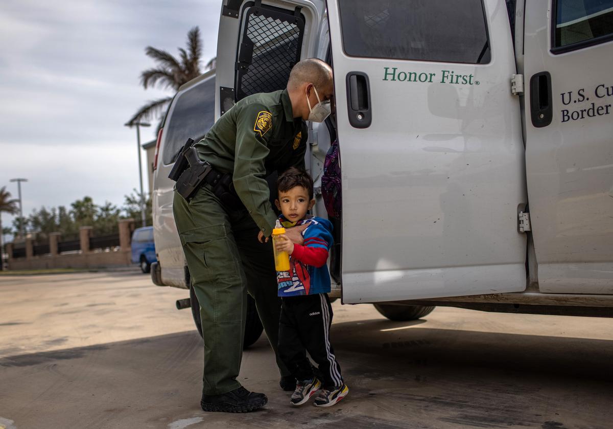 Mexican Drug Cartels Use Children as Decoys to Smuggle Criminals Into US, Texas Sheriff Says