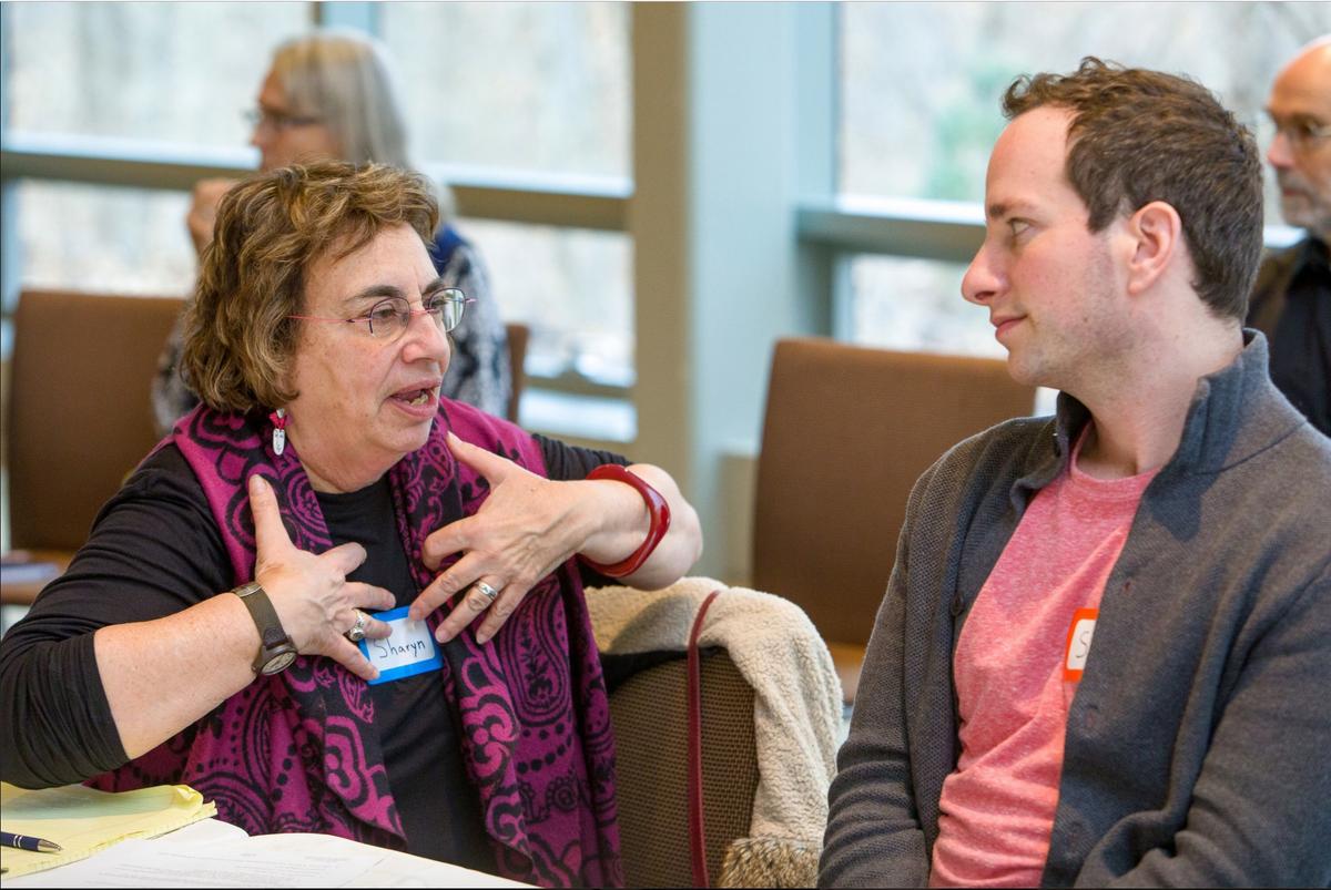 Group Brings Together Democrats and Republicans in Talks, Promotes Unity