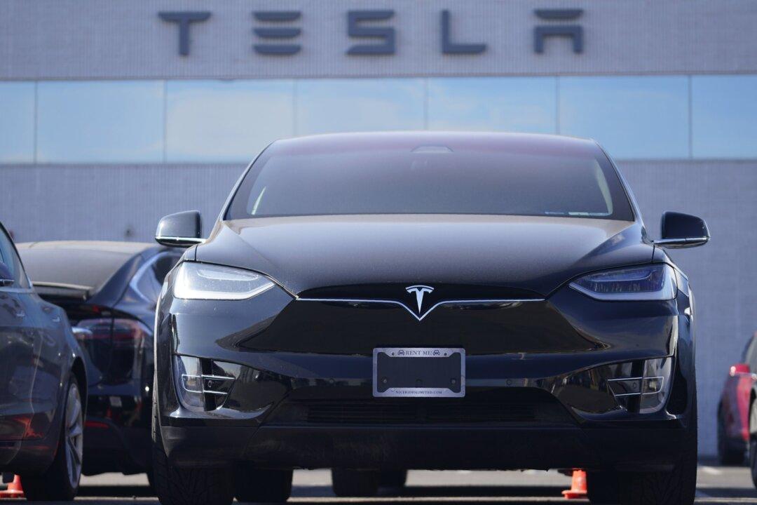 Senators Ask FTC to Probe Tesla’s Self-Driving Claims Following Crashes