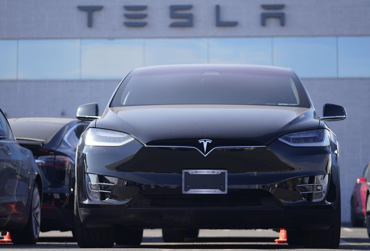 Federal Authorities Launch Probe Into Tesla’s Autopilot System Following Crashes