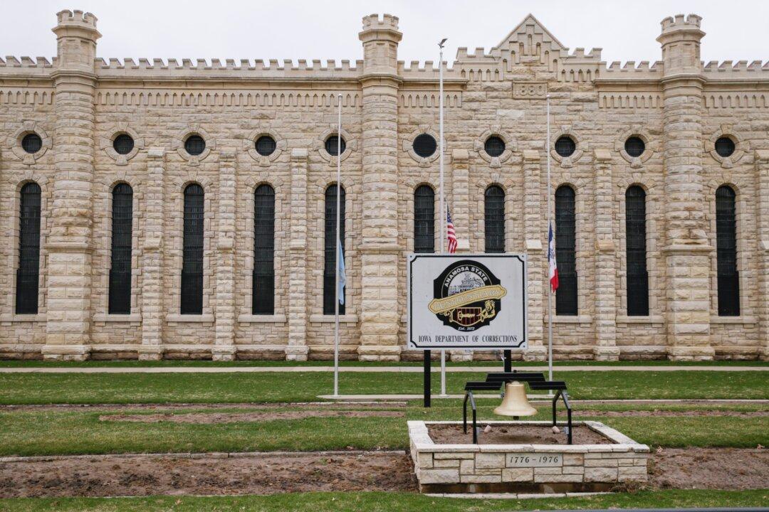 Police: Inmates Killed 2 Iowa Prison Staff in Escape Attempt