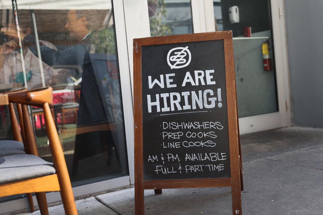 US Jobless Claims Fall to 684,000, Fewest Since Pandemic Began
