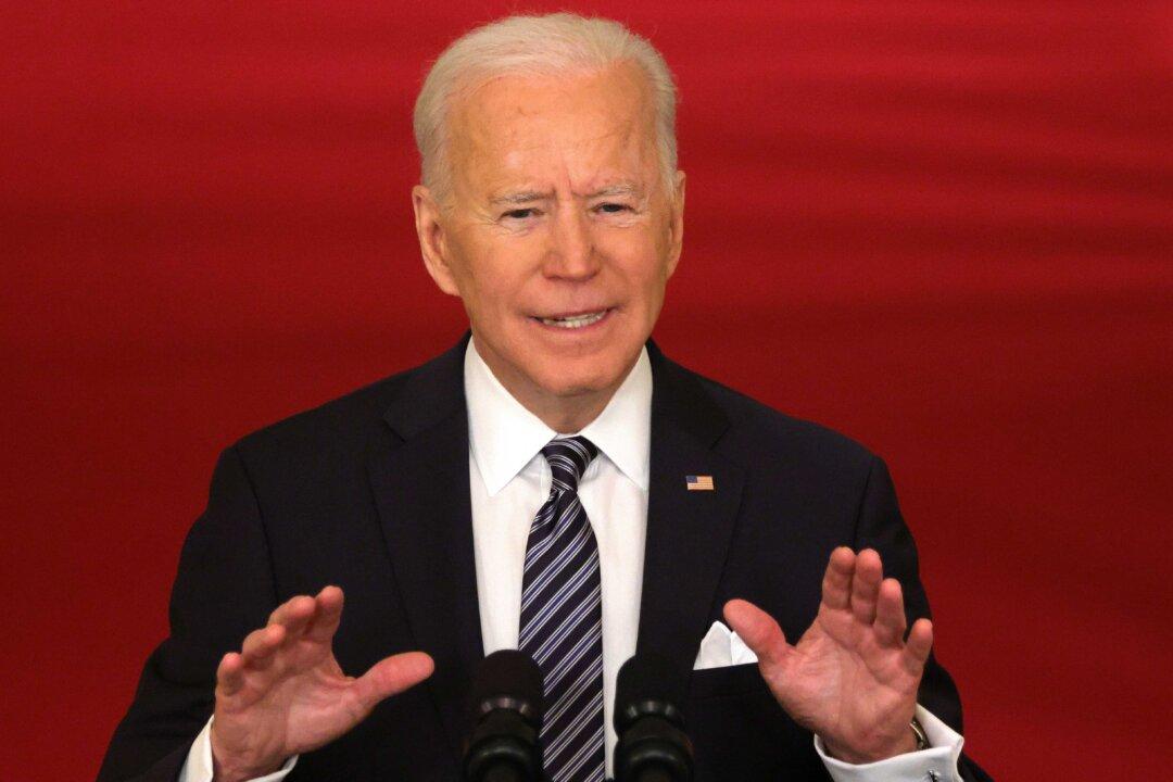 Biden Urges States to Keep Mask Mandates, Halt Reopening Plans