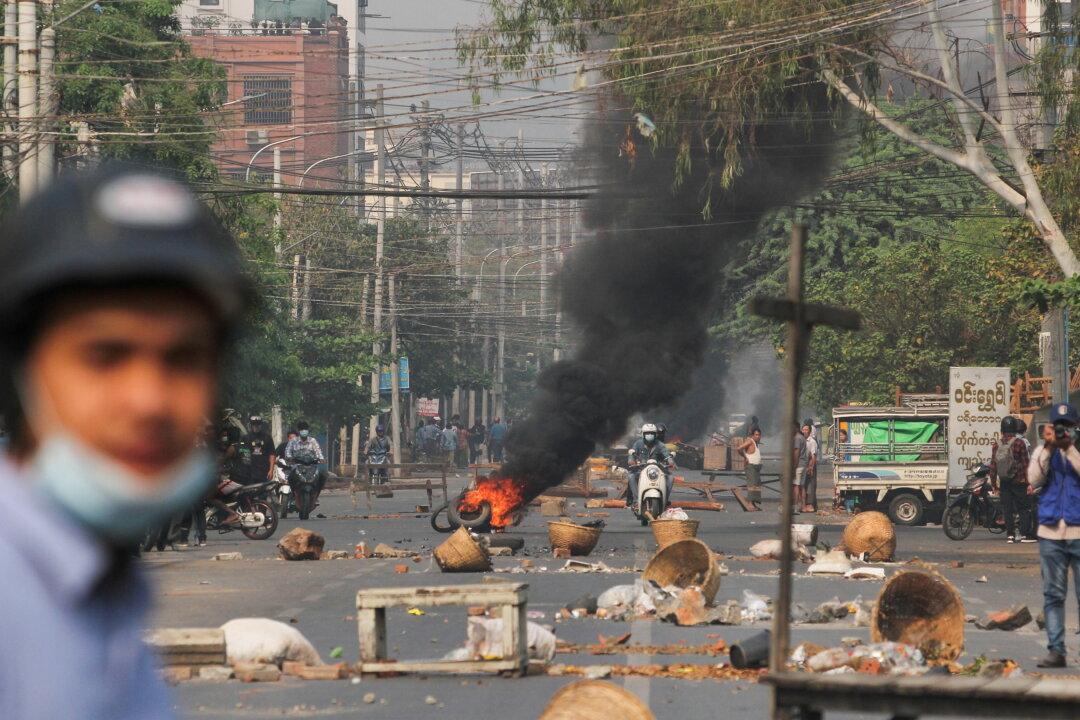Two Australians Freed From House Arrest in Burma