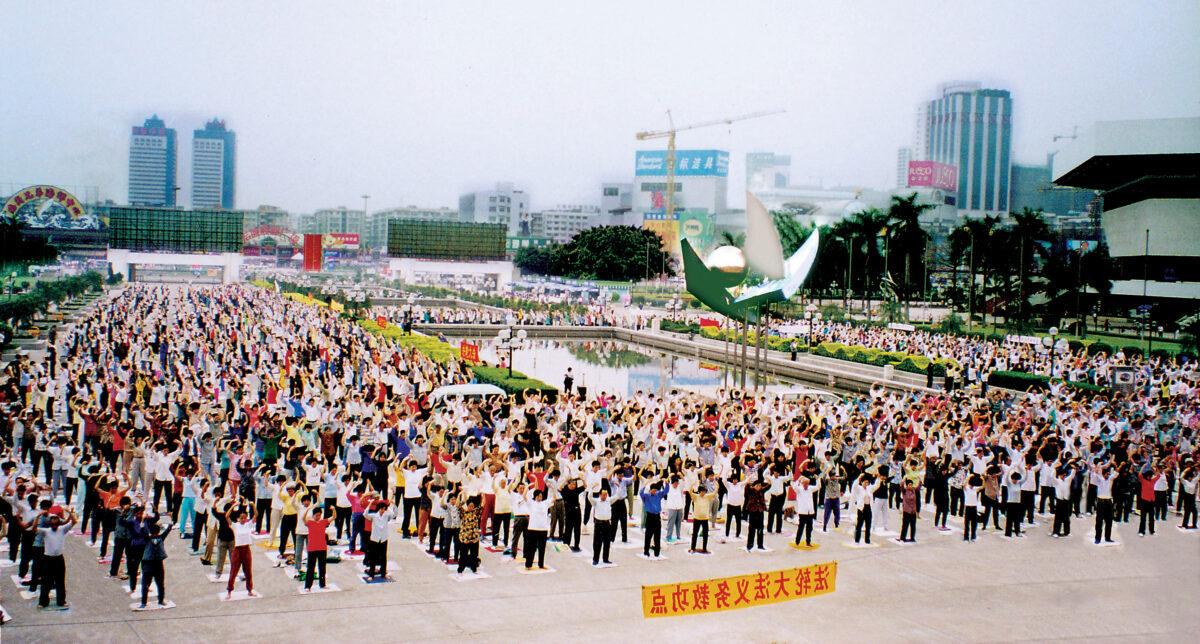 Falun Gong practitioners doing meditation exercises in Guangzhou, China, before the persecution started in July 1999. (Courtesy of Minghui.org)