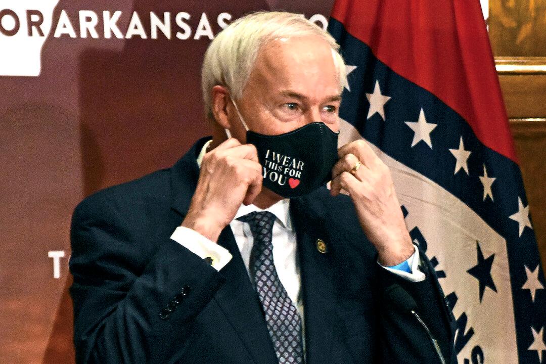 Arkansas Gov: Biden’s Mandate for COVID-19 Vaccine ‘Counterproductive,’ Fuels Division
