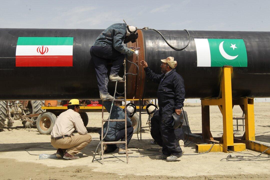 Pakistan Struggles to Stop Its Citizens From Smuggling Oil From Iran