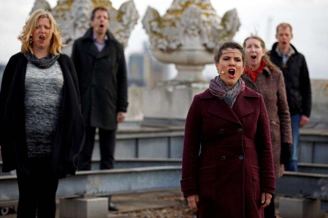 On London Rooftop, Royal Opera Chorus Reunites for Performance